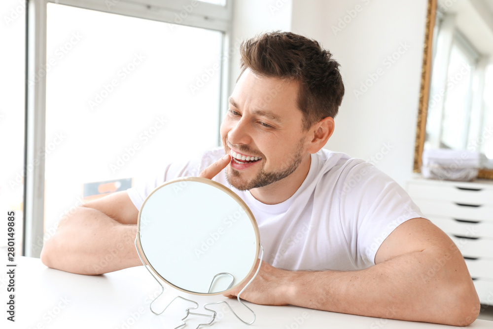 牙齿健康的男人在家照镜子