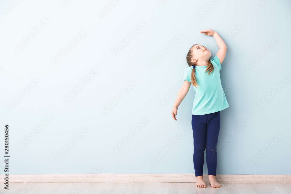 小女孩近墙测量身高