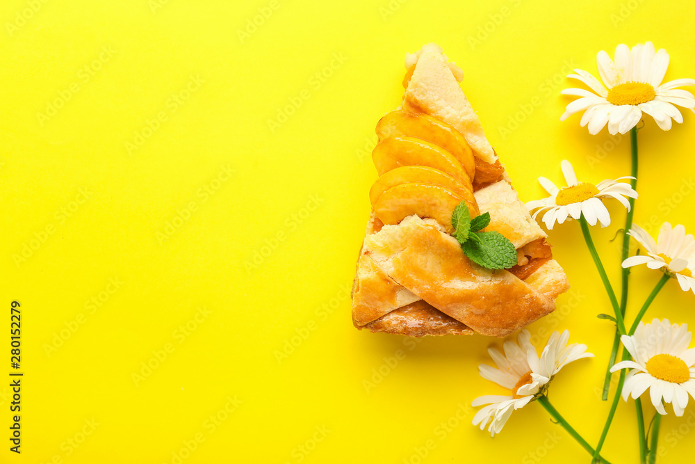 一块美味的桃派和彩色背景的花朵