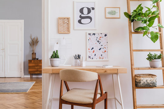 用时尚的椅子、木制书桌、梯子、立方体等设计斯堪的纳维亚家庭办公空间内部