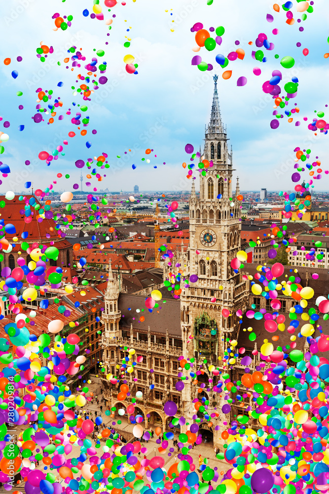 慕尼黑、马里恩广场和市政厅与气球