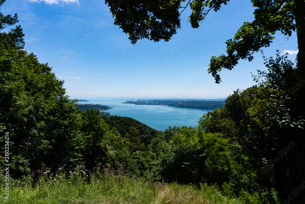 从上方看到的绿松石色的康斯坦斯湖