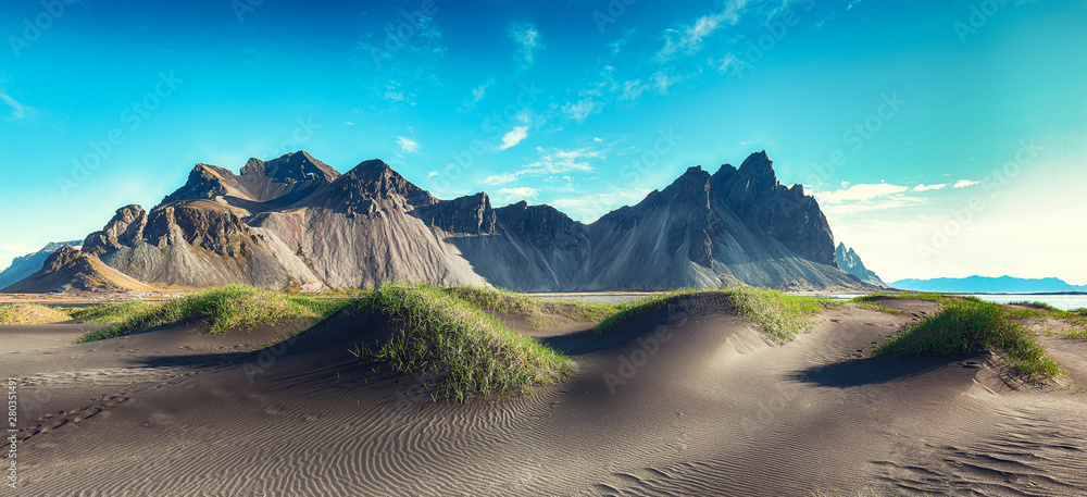 冰岛Stokksnes海角上阳光灿烂的一天和美丽的黑色沙丘。