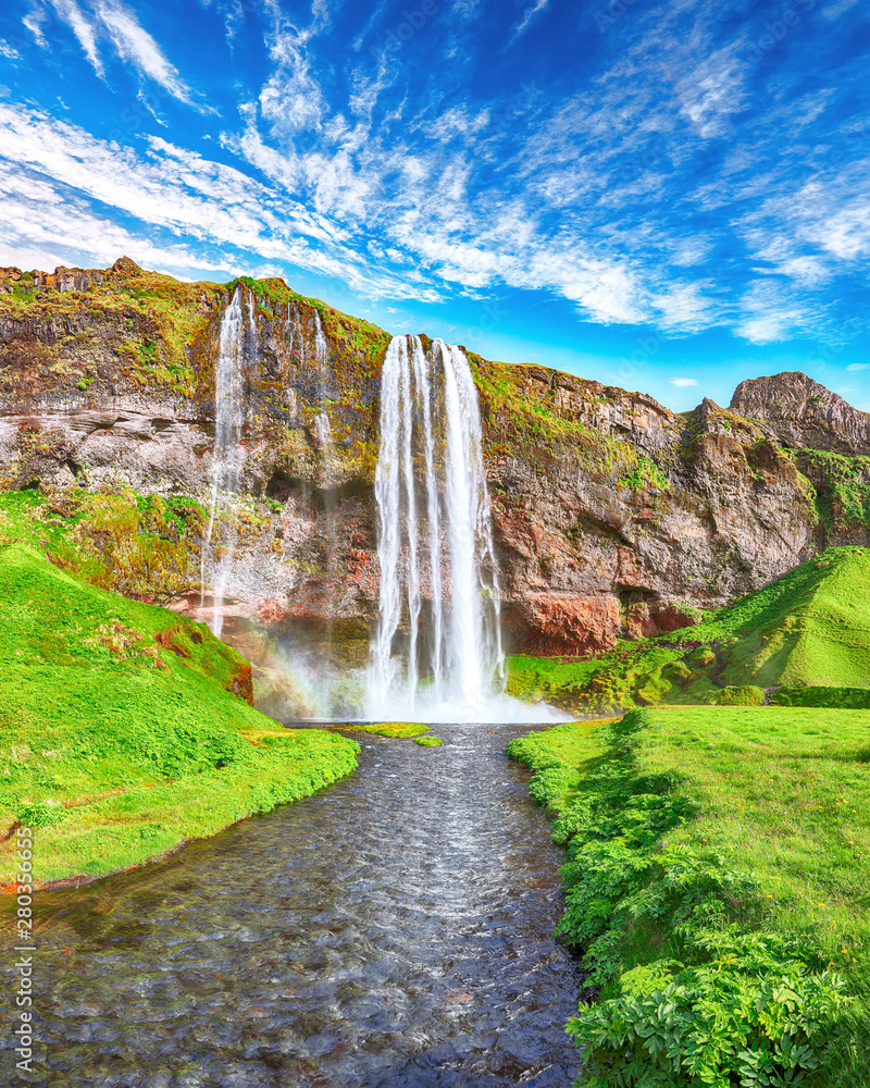 阳光明媚的冰岛，令人惊叹的塞拉兰瀑布。
