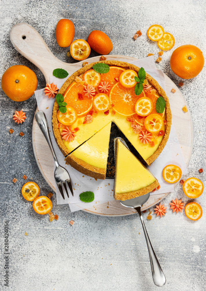 奶酪蛋糕配橙子和金桔片。俯视图。