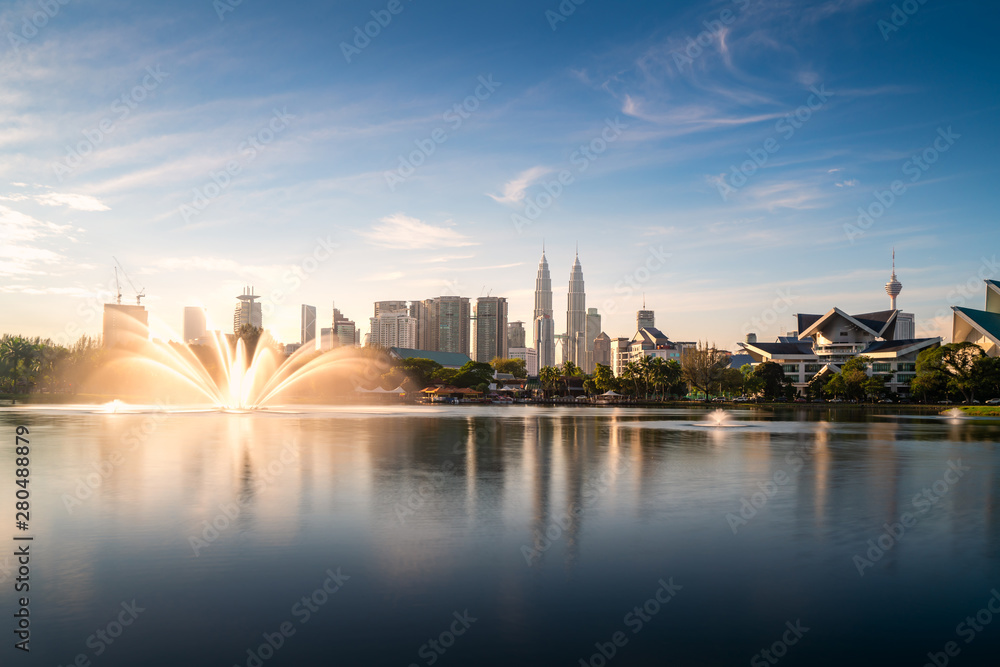 吉隆坡Titiwangsa公园的吉隆坡城市摩天楼和喷泉，天空晴朗