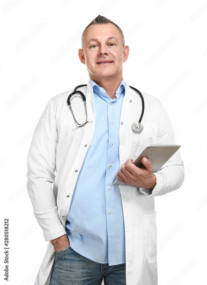 白色背景下手持平板电脑的英俊中年医生