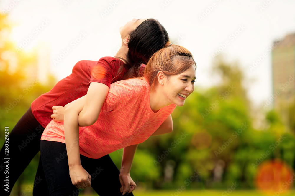 健身亚洲女性在户外交叉训练中做俯卧撑