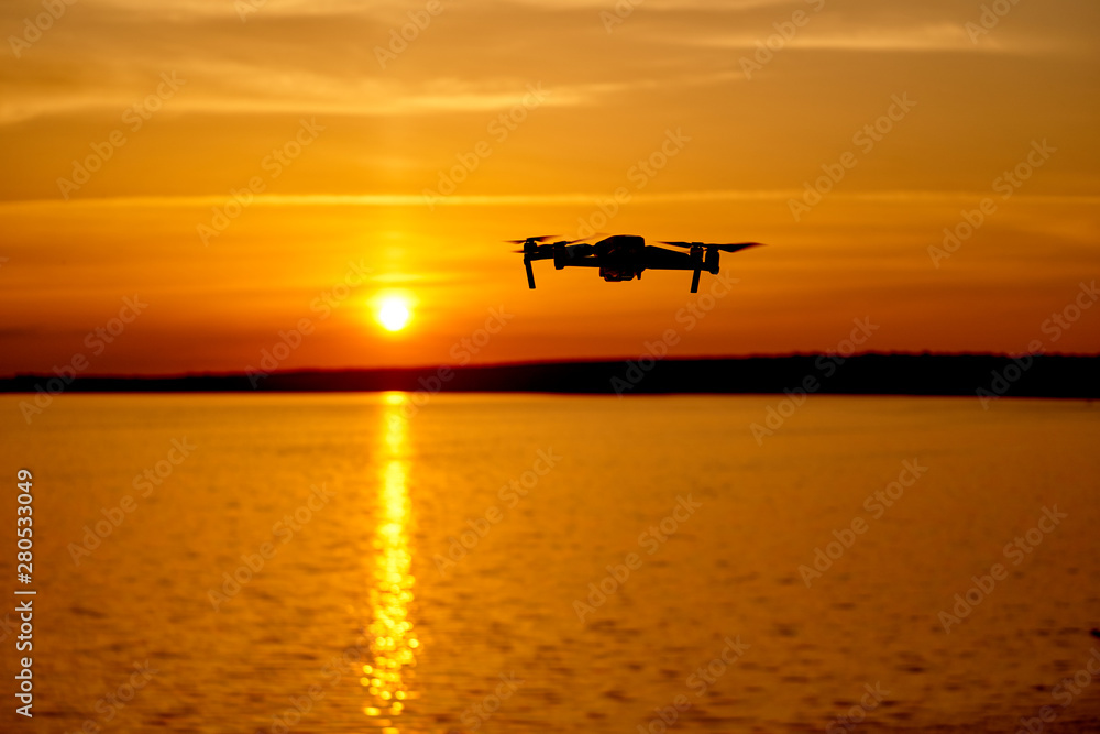 日落时刻的无人机飞行