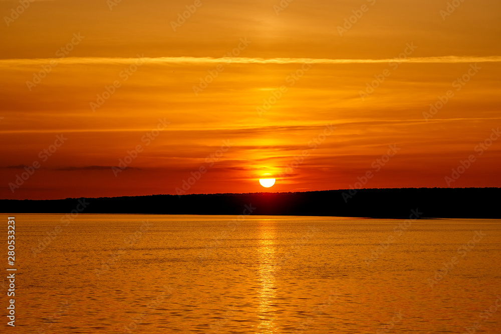 河上的日落。风景系列