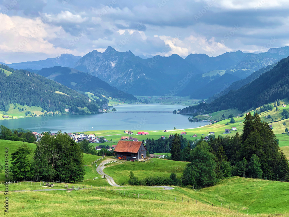 瑞士格罗斯-施维茨州锡尔塞湖山谷的传统建筑和农舍