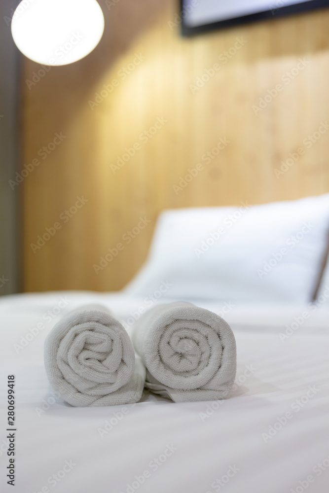 酒店客户客房床上的白毛巾。