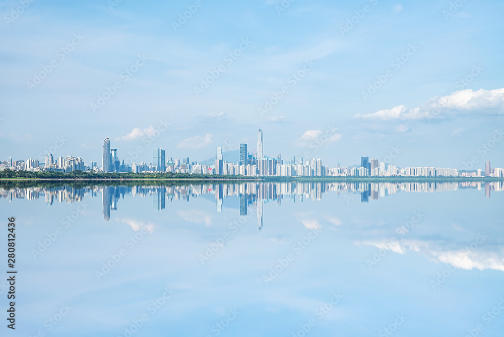 中国深圳城市大厦和深圳湾公园海平面镜景