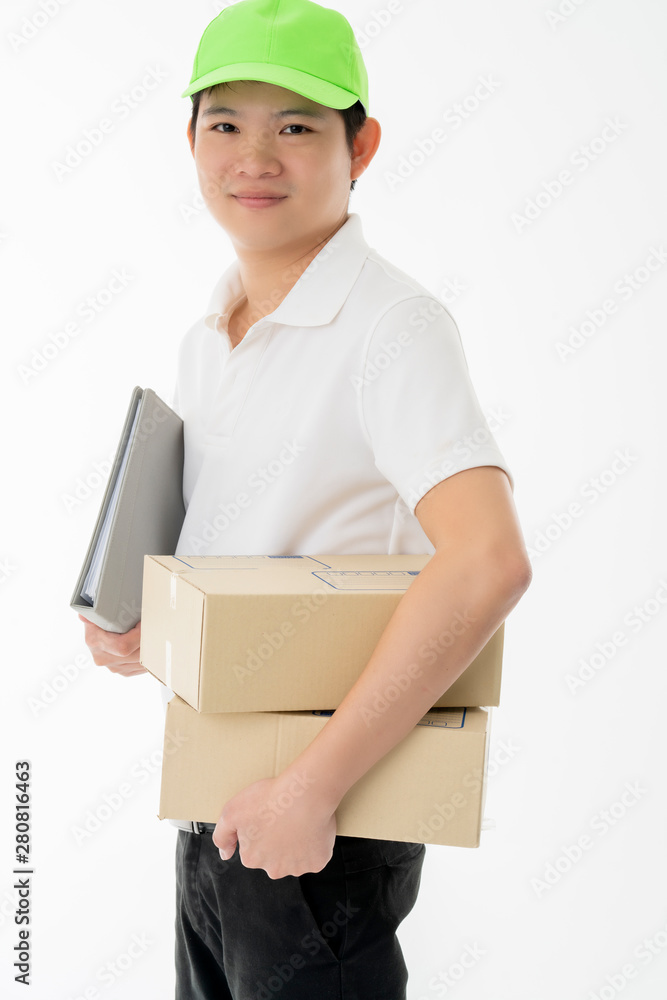 聪明的亚洲信使送货员手持产品盒肖像半身隔离白色backgro