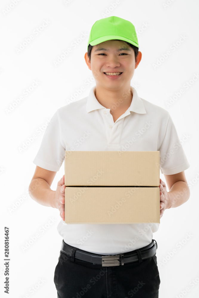 聪明的亚洲信使送货员手持产品盒人像半身隔离白色backgro