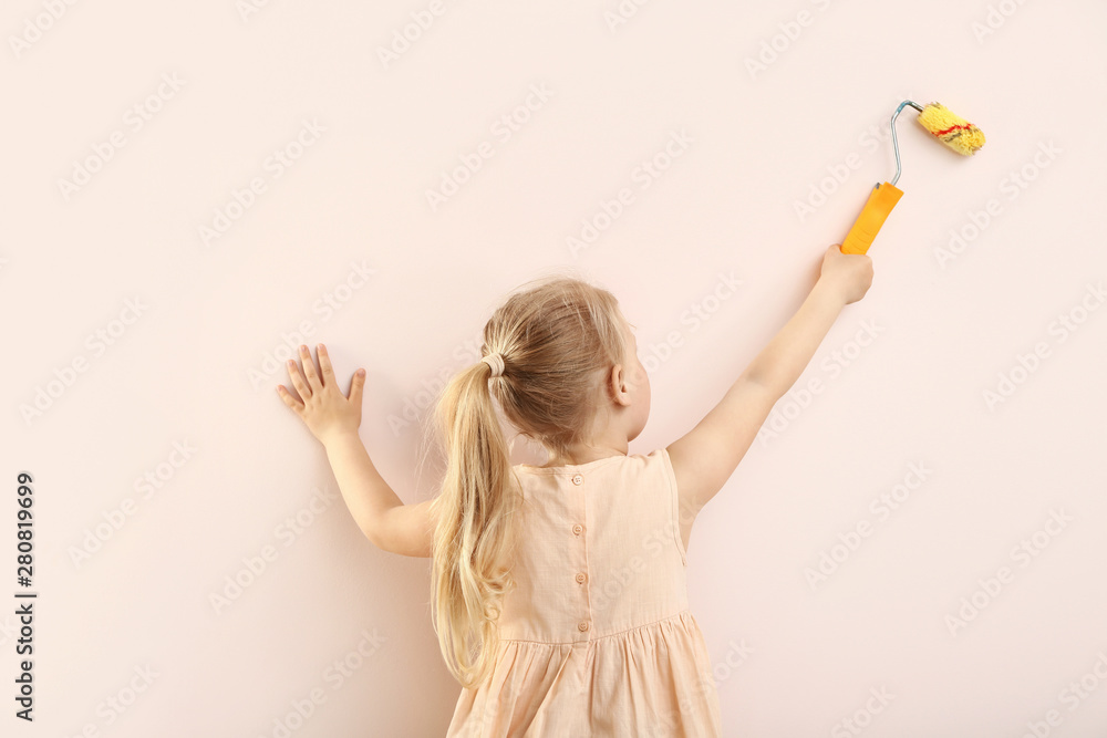 小女孩画彩色墙