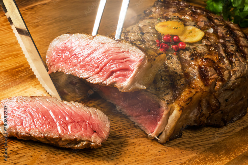 高級グリルステーキ Thick cut luxury fresh beef steak