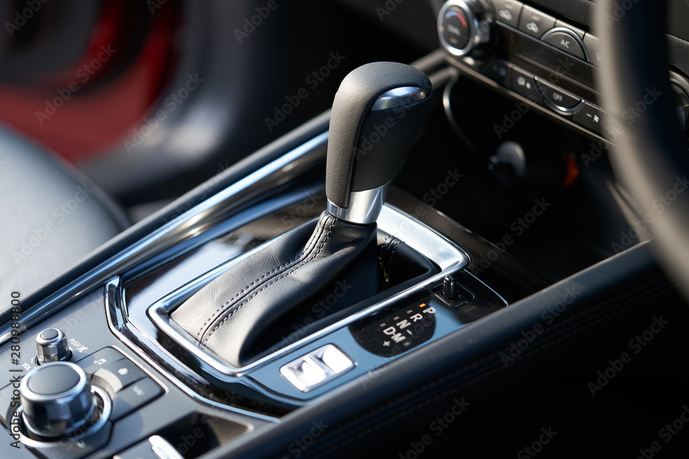 带媒体和导航控制按钮的现代汽车的内部