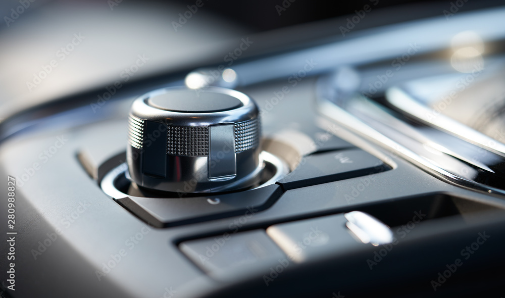 带媒体和导航控制按钮的现代汽车内饰特写