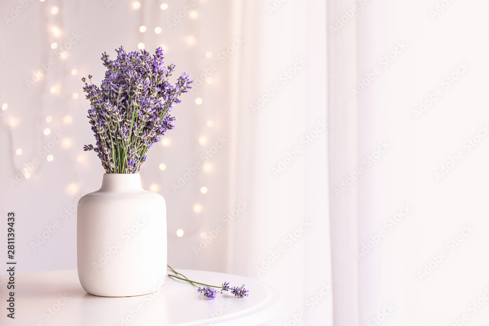 房间桌子上花瓶里的美丽薰衣草花