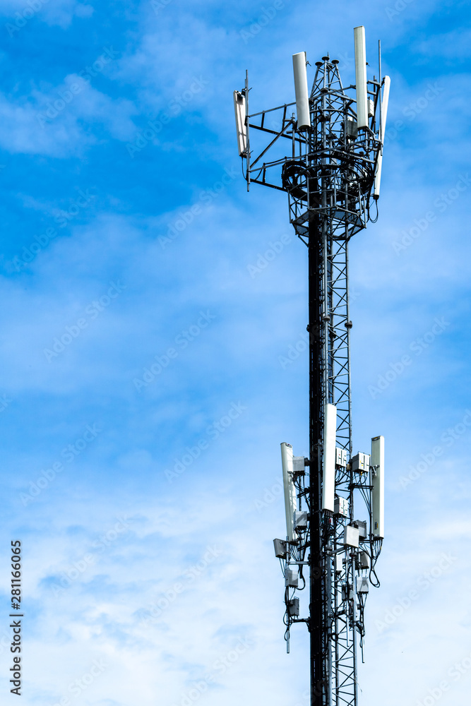 蓝天白云背景的电信塔。蓝天上的天线。无线电和卫星广播