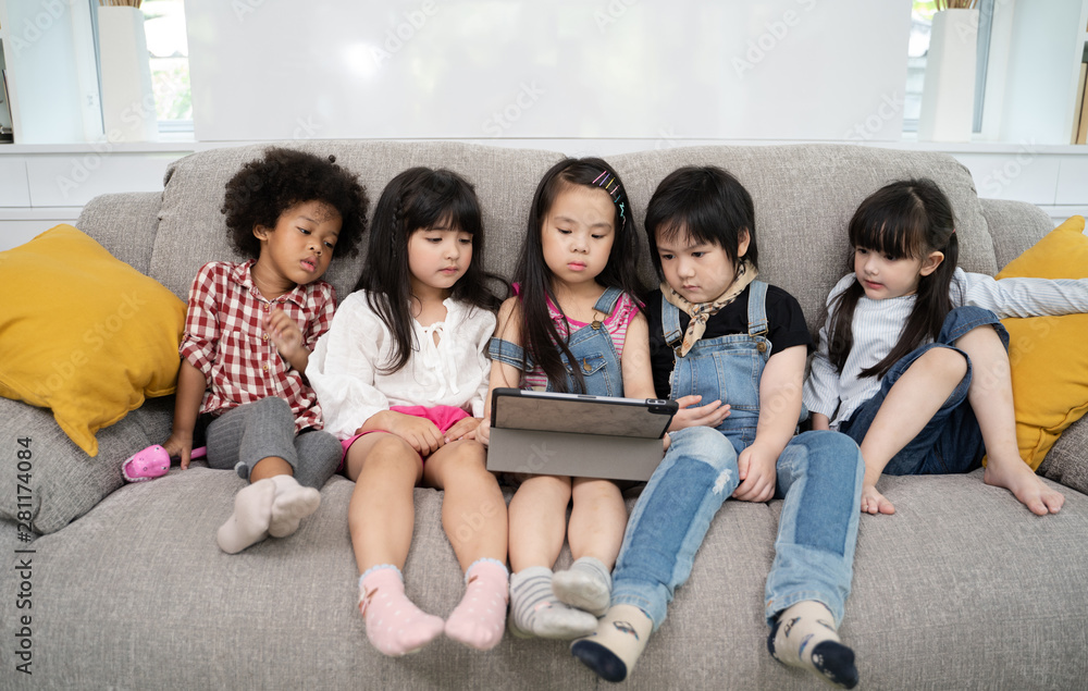 智能手机成瘾小组的孩子们一起在数字平板电脑上看电影电影动画片
