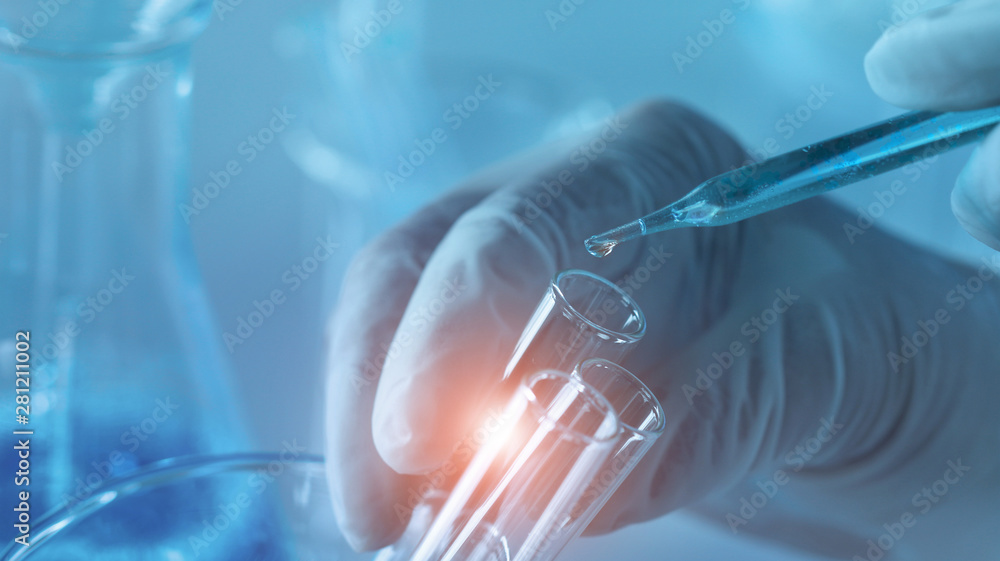 基因研究和生物技术科学概念。实验室中的人类生物学和制药技术