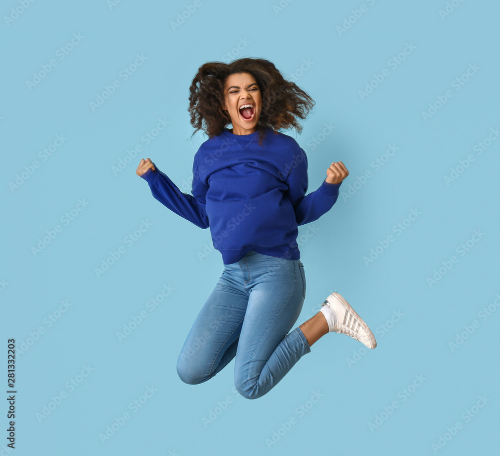 彩色背景下跳跃的非裔美国女性