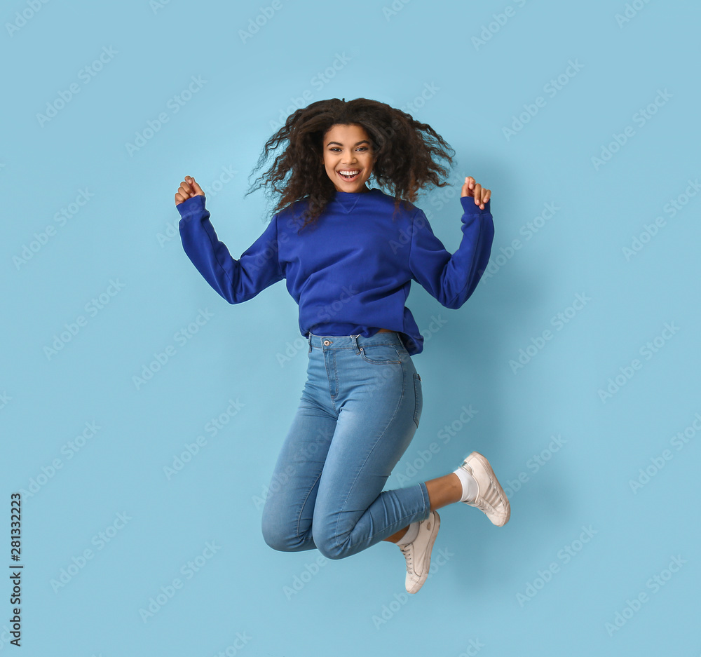 彩色背景下跳跃的非裔美国女性