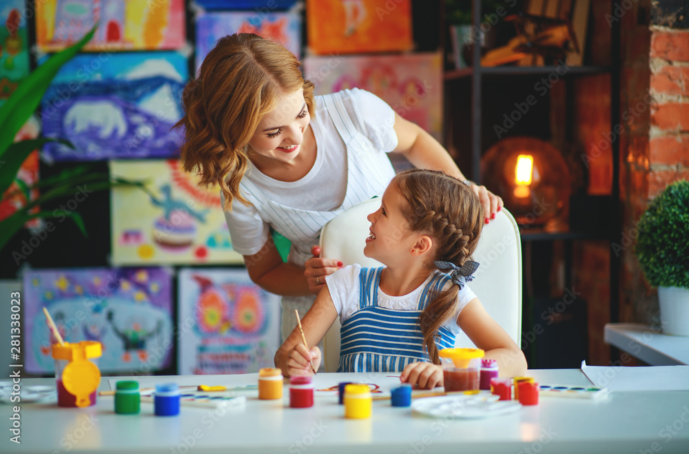 母亲和孩子的女儿在幼儿园绘画吸引了创造力。