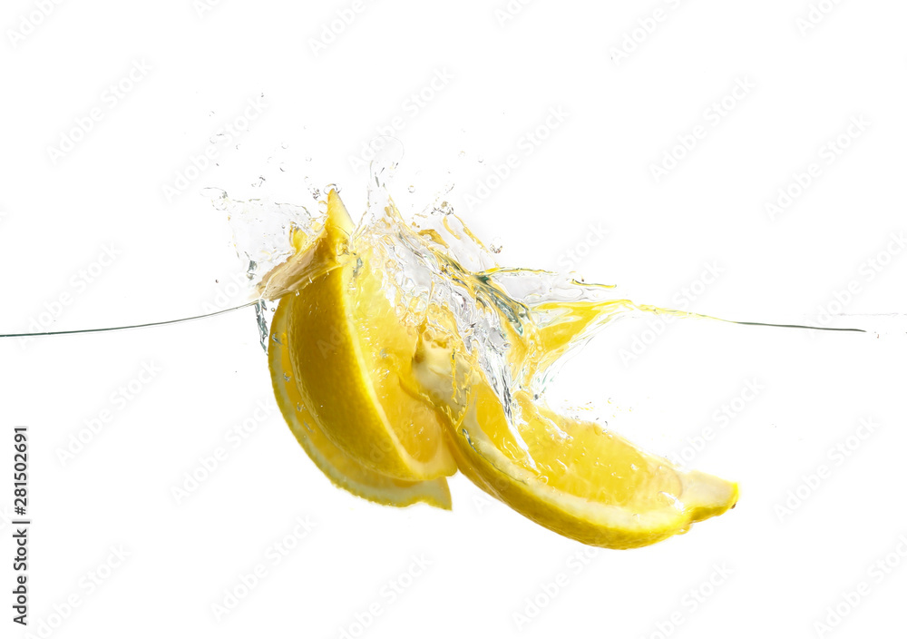 切好的柠檬掉到白底水中