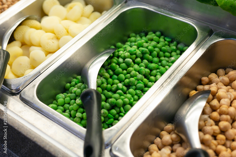 沙拉吧有机蔬菜和青豆，健康概念。