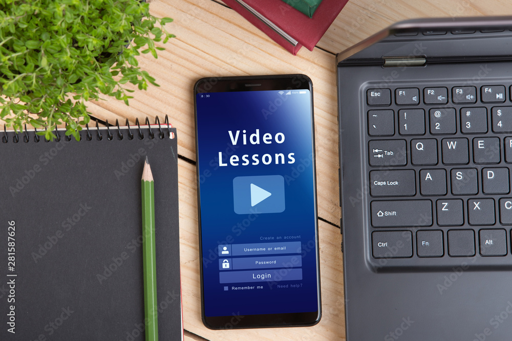 视频课程概念，在线教育登录或注册屏幕设计