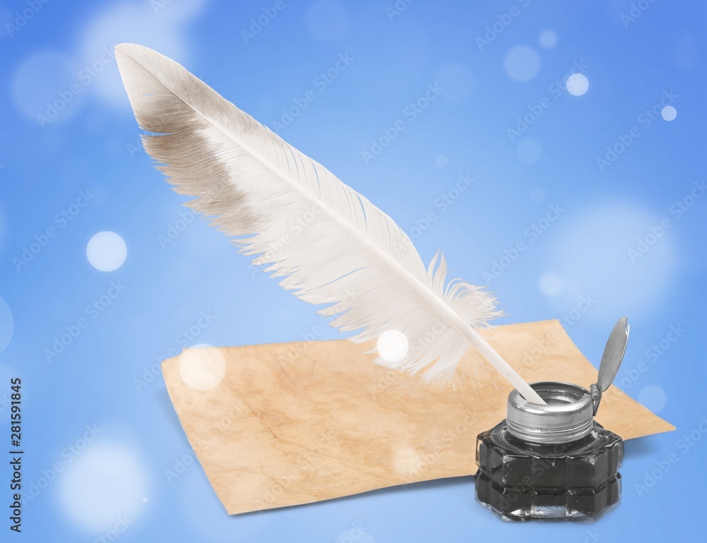 白色羽毛羽毛笔、玻璃墨水井和白色背景上隔离的旧字母
