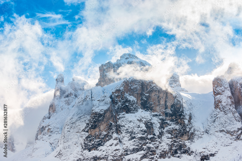冬季多洛米蒂山脉被云层覆盖，布鲁内克图姆的景色。