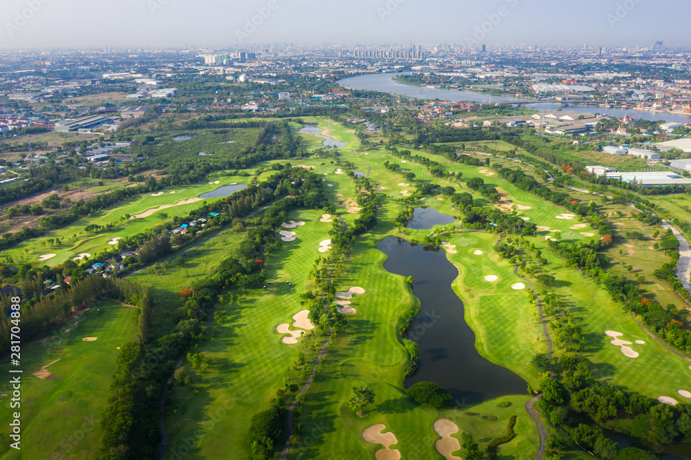 空中全景无人机拍摄美丽的高尔夫球场，人们在球场和房子里打高尔夫