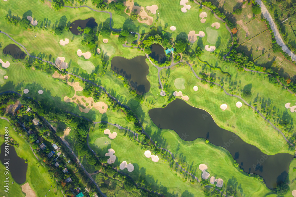 空中全景无人机拍摄美丽的高尔夫球场，人们在球场上打高尔夫。