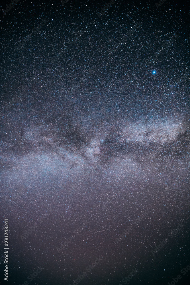 银河系的真实夜空恒星。自然星空背景