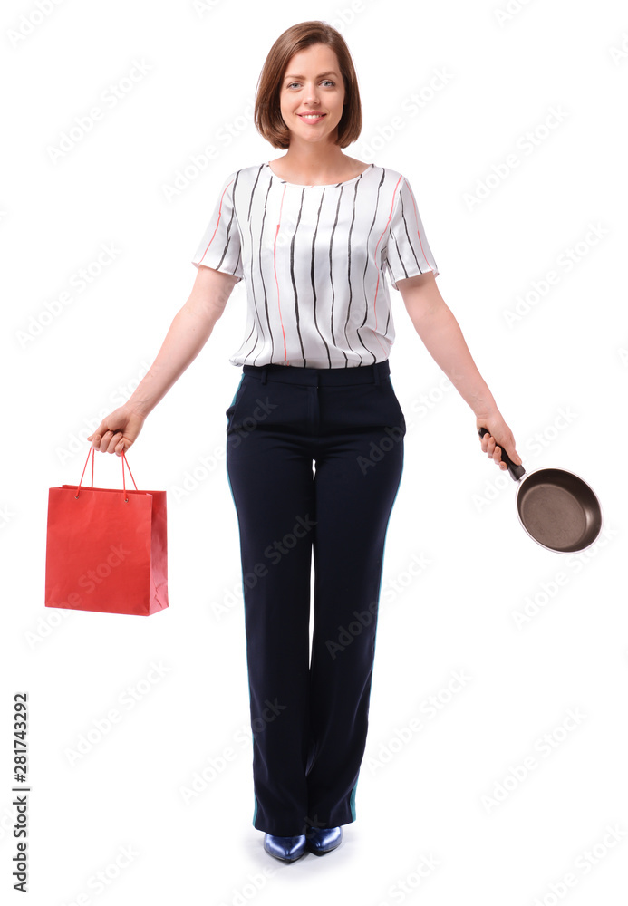 白色背景下拿着煎锅和购物袋的年轻女商人。平衡的概念