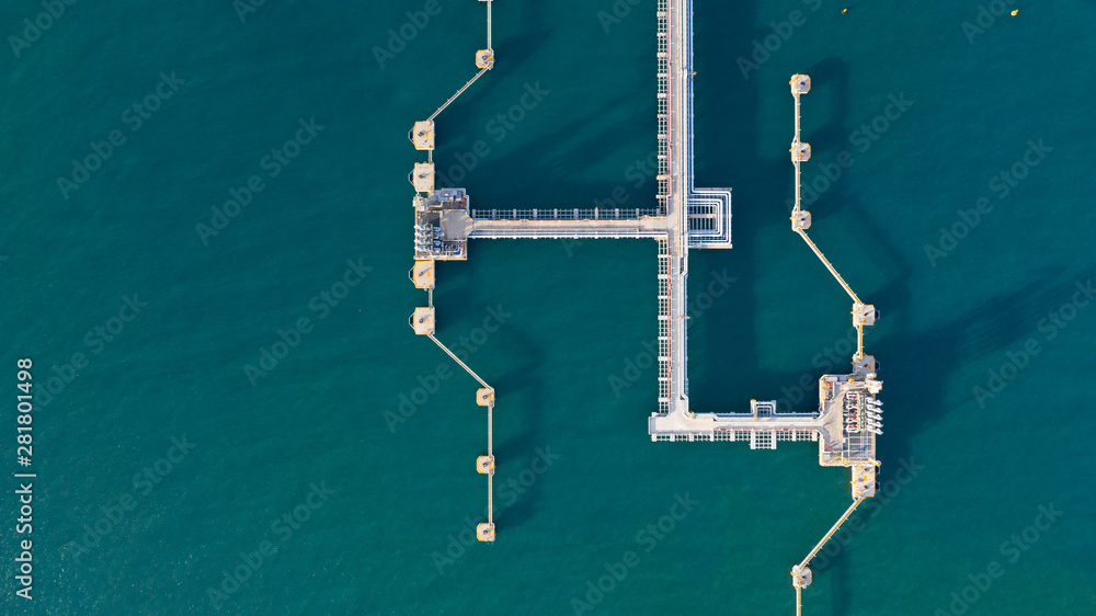 商业港口装卸臂油气炼油厂原油和天然气码头鸟瞰图。