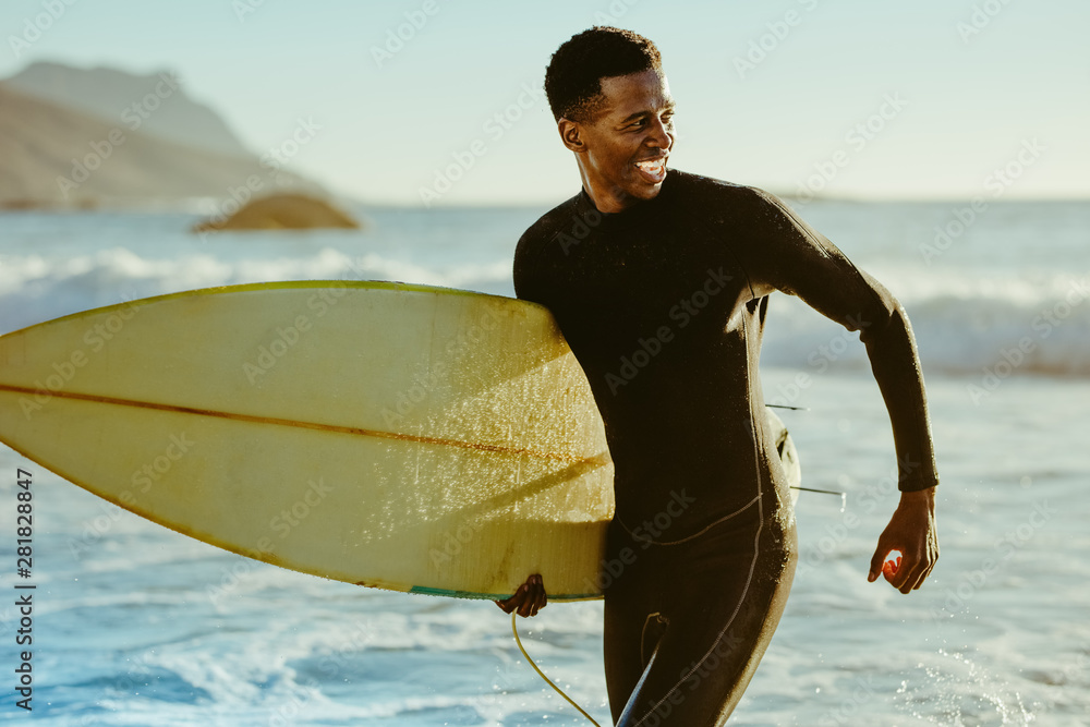 微笑的非洲男冲浪运动员