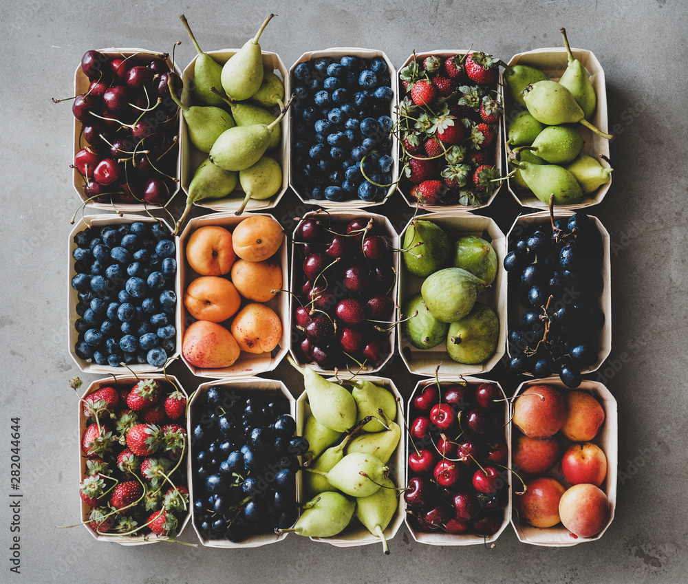 夏季水果和浆果品种。平坦的草莓、樱桃、葡萄、蓝莓、梨、杏子