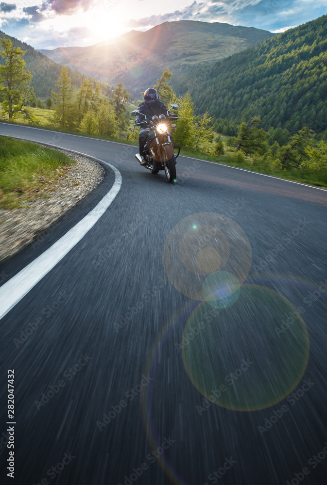 摩托车司机在阿尔卑斯高速公路上骑行，奥地利，欧洲。