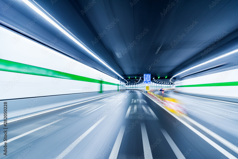 模糊的彩色隧道车交通运动模糊。
