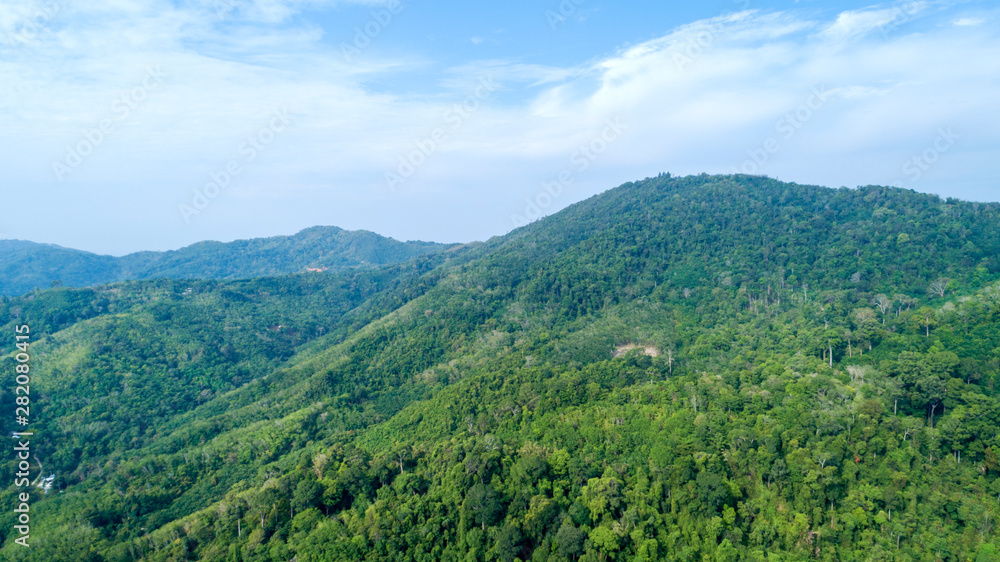 热带雨林中的山脉风光亚洲丰富的自然泰国鸟瞰无人机