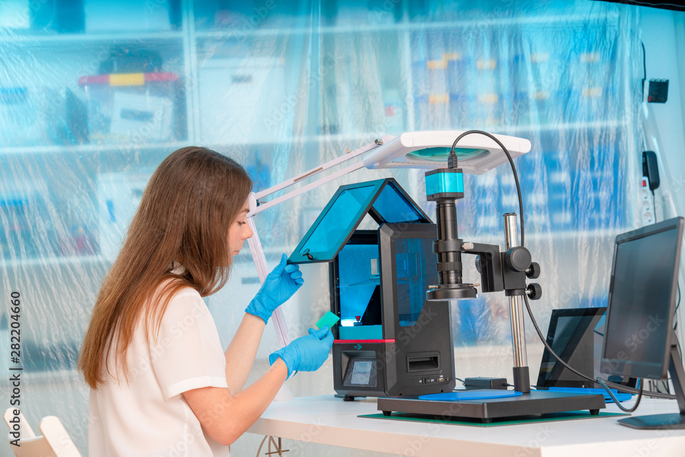 技术实验室中控制树脂LCD/DLP/SLA 3D打印机的女工