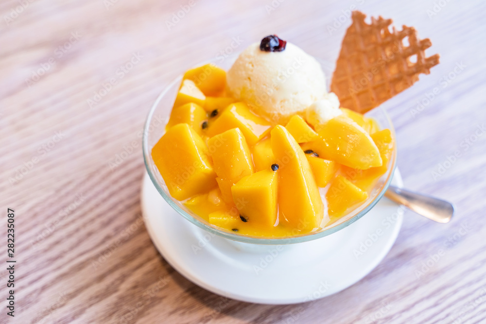 夏季餐厅的新鲜芒果刨冰配一勺冰淇淋和果汁酱，生活方式，po