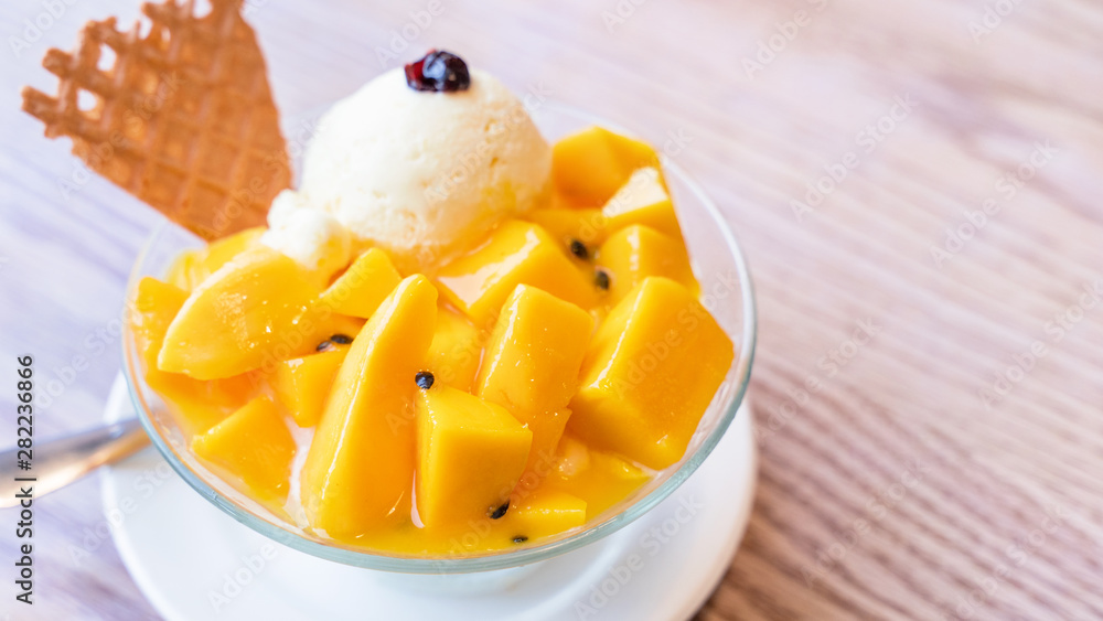 夏季餐厅的新鲜芒果刨冰配一勺冰淇淋和果汁酱，生活方式，po