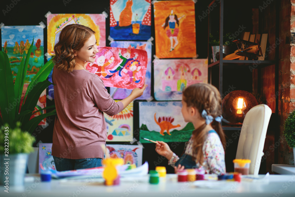 母子女儿绘画在幼儿园激发创造力