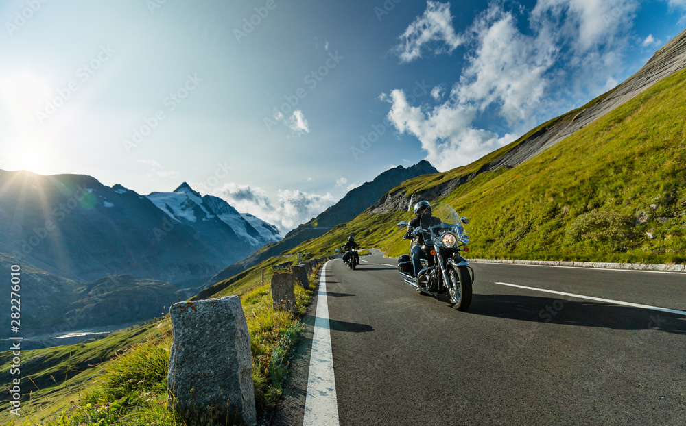 摩托车驾驶员在阿尔卑斯公路上骑行，奥地利，欧洲。